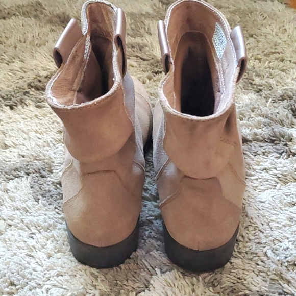 Tsubo Leonie Tan Suede Pull On Booties - Picture 5 of 9
